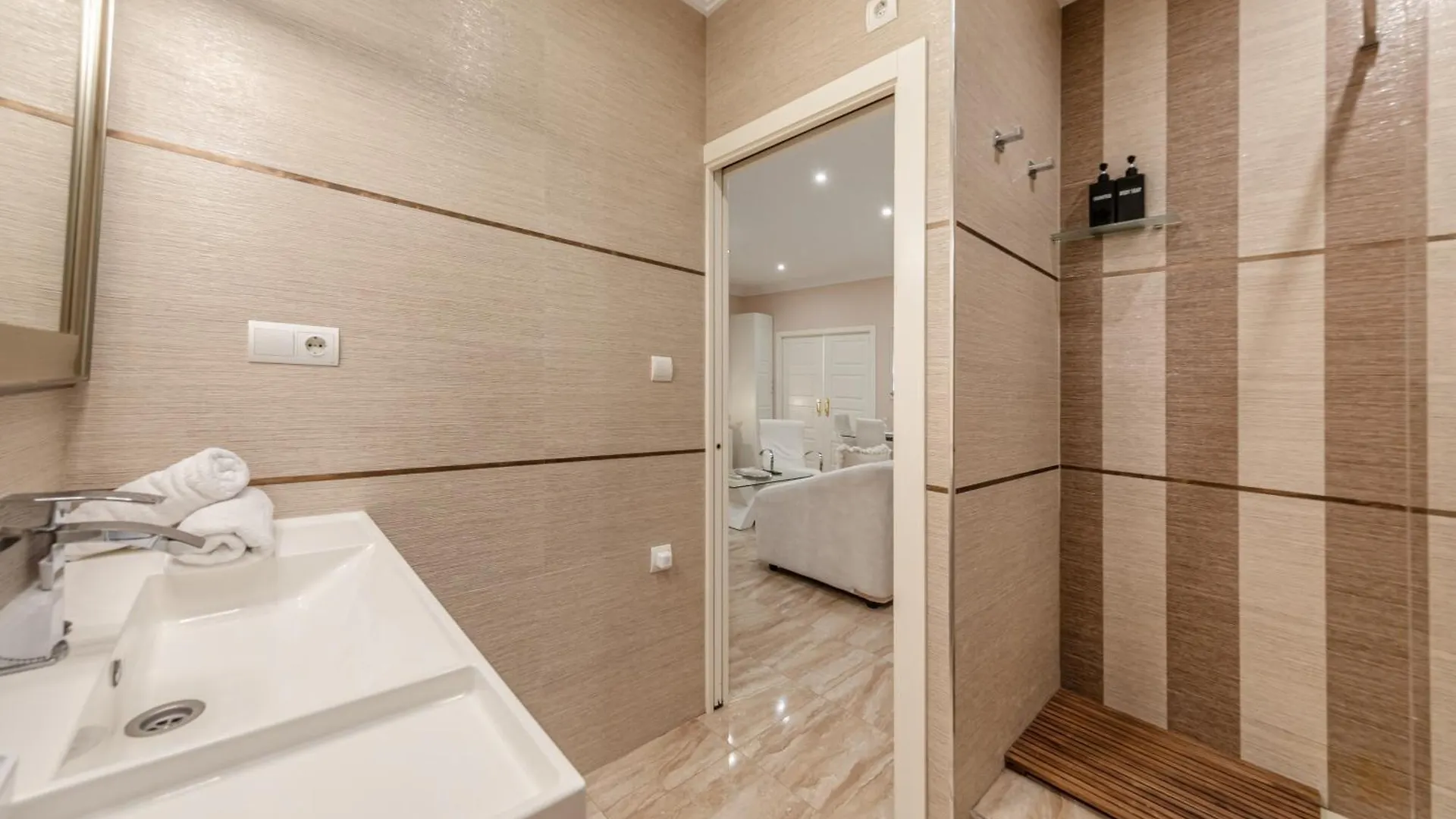 Isg Apartments Jose De Velilla Centro Parking Siviglia