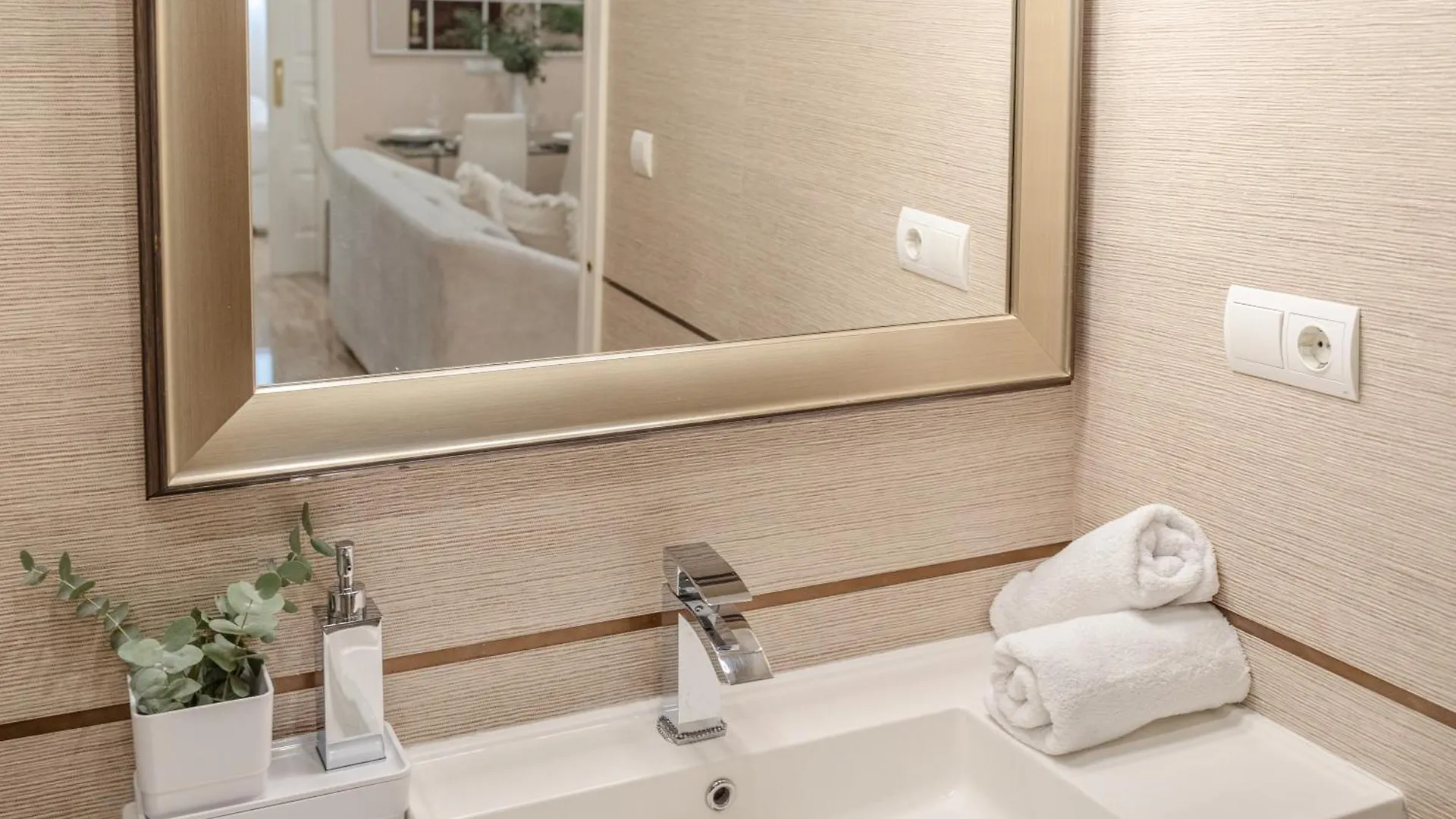 Isg Apartments Jose De Velilla Centro Parking إشبيلية