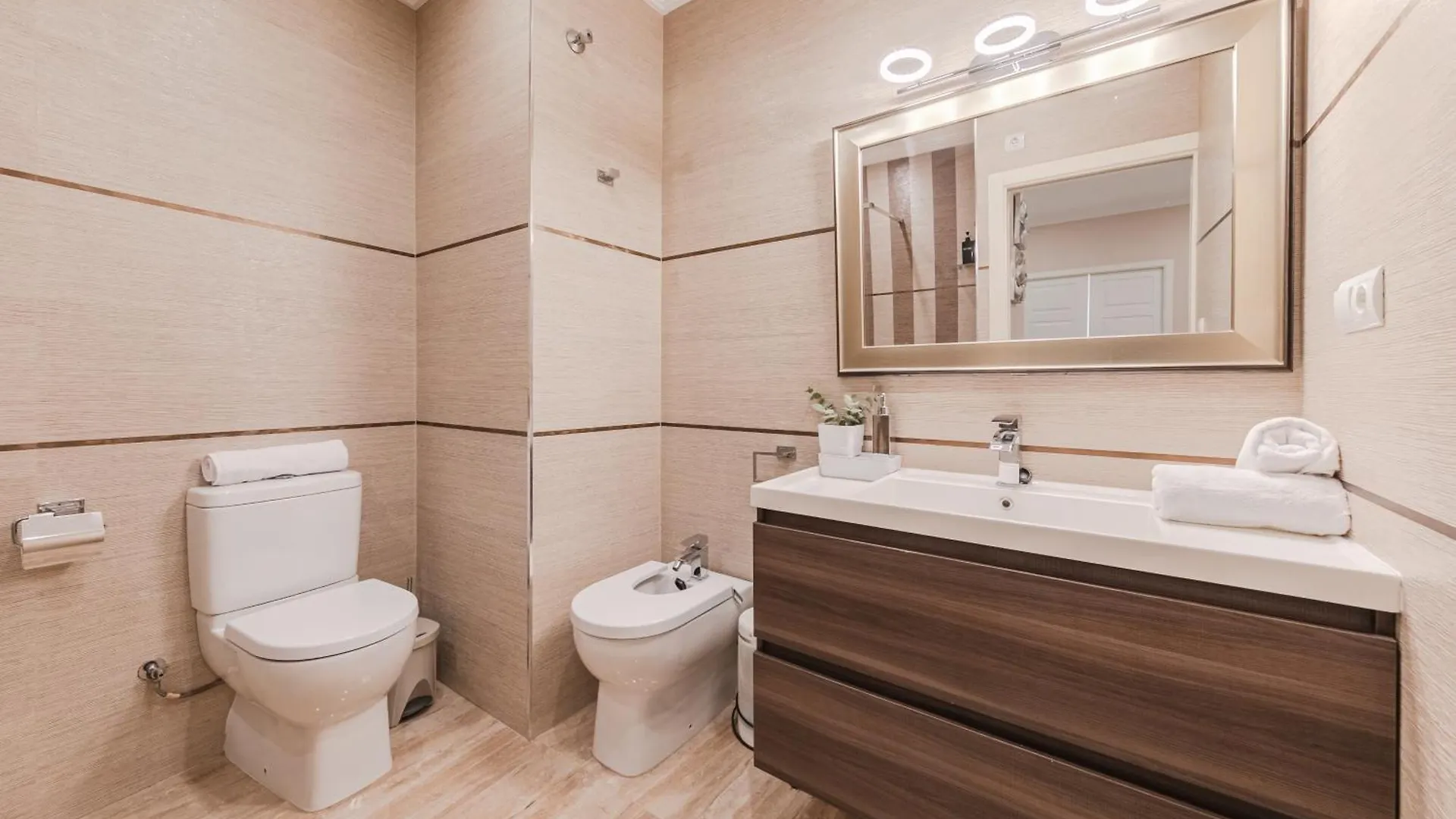 Isg Apartments Jose De Velilla Centro Parking إشبيلية إسبانيا